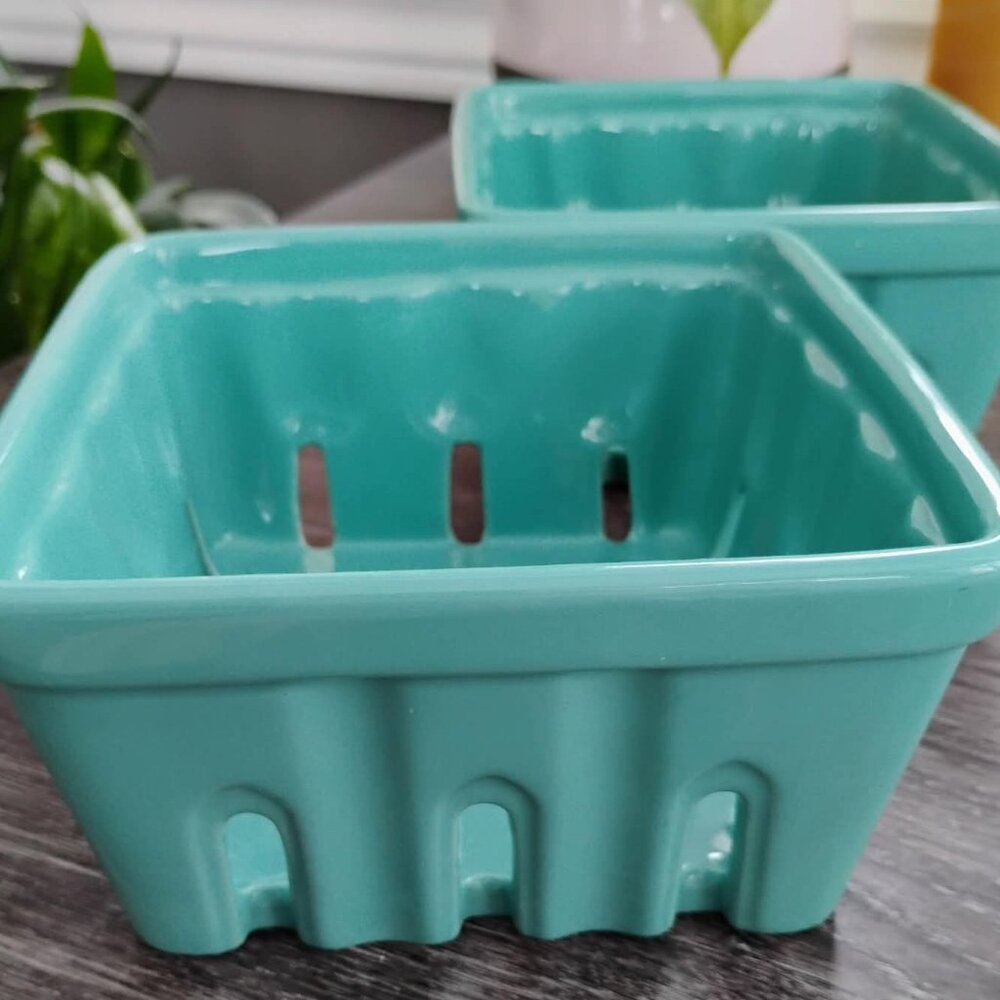 2 Ceramic Berry Baskets - Picture 2 of 8